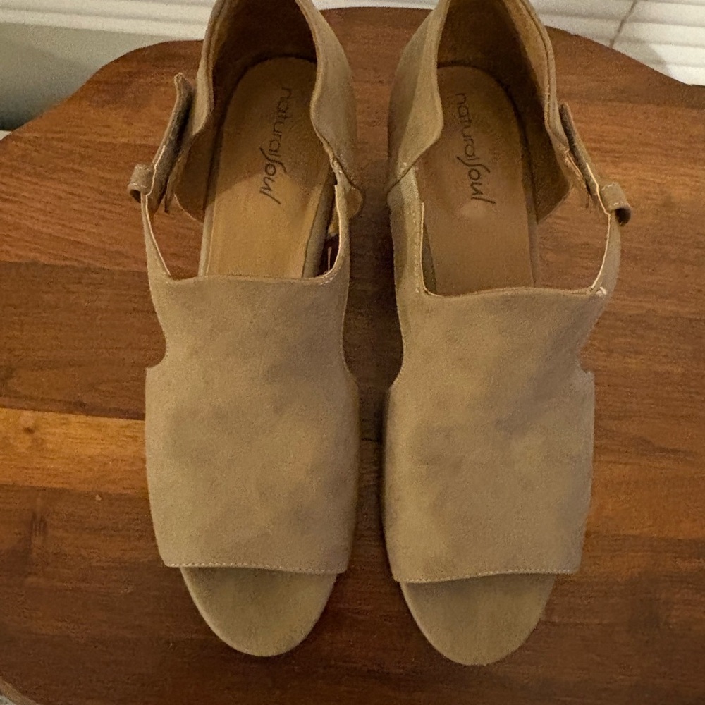 Natural Soul by Naturalizer Taupe peep toe block heel sandal Sz 9.5